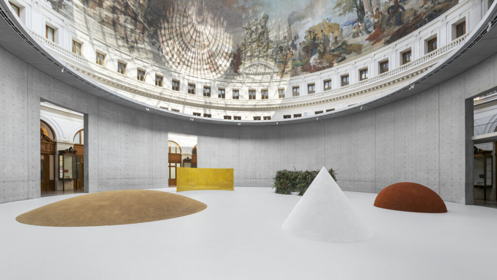 Minimal-Bourse-de-Commerce-Meg-Webster